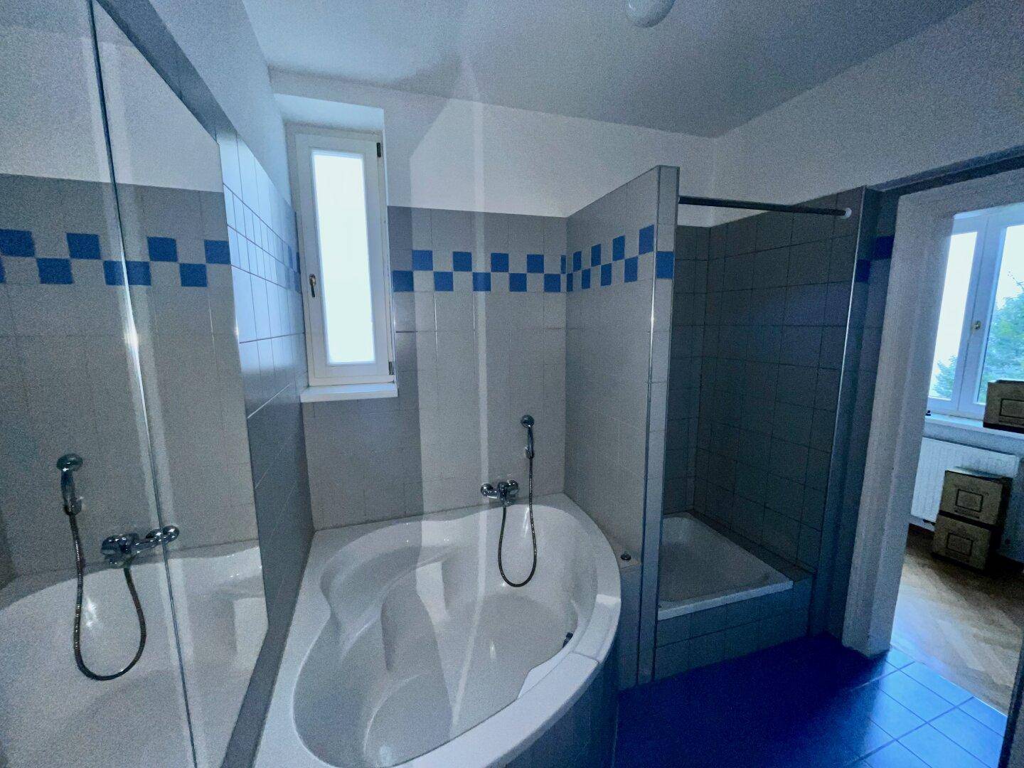 Badezimmer mit Fenster
