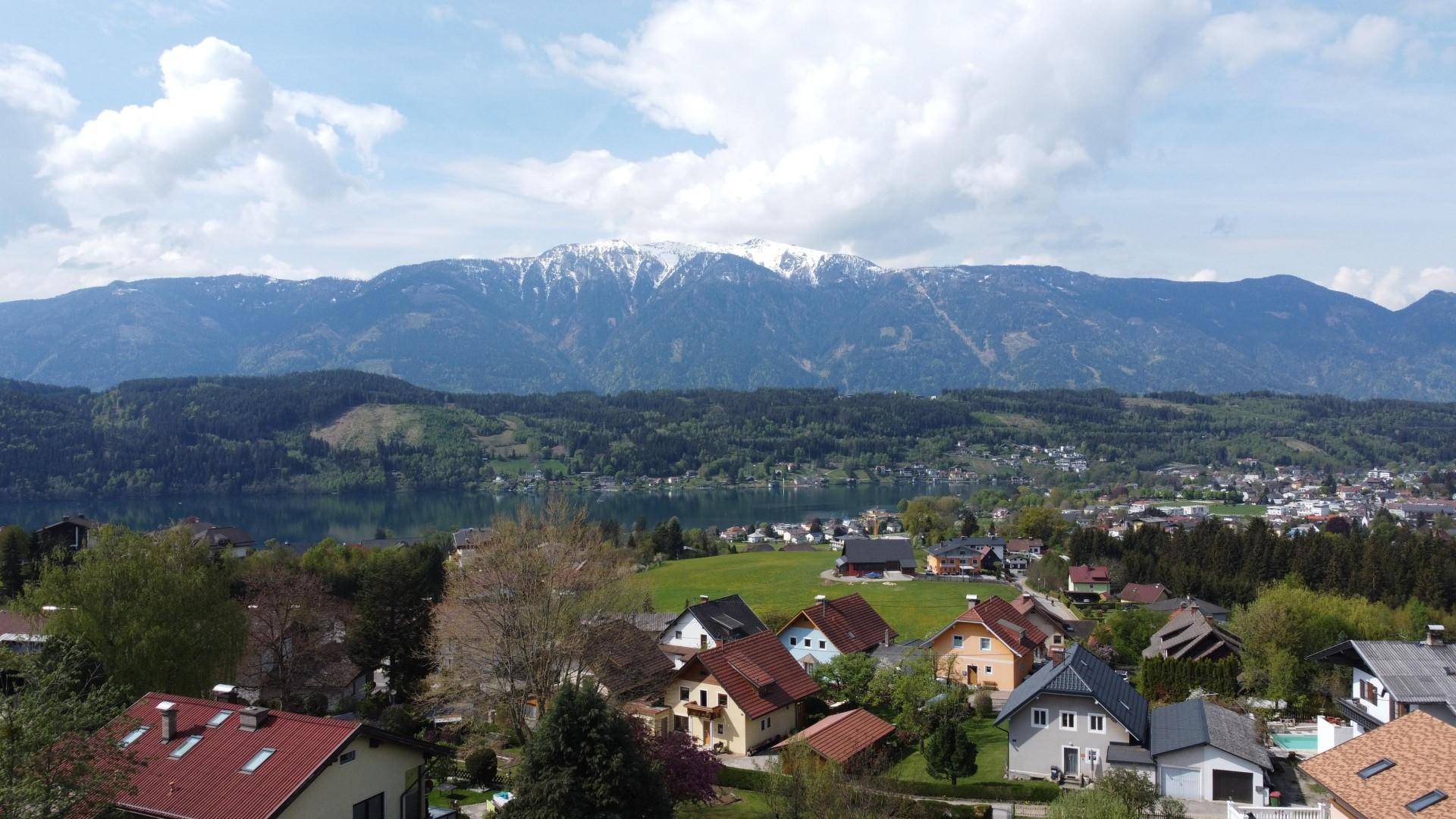 Panoramablick auf Seeboden und den See