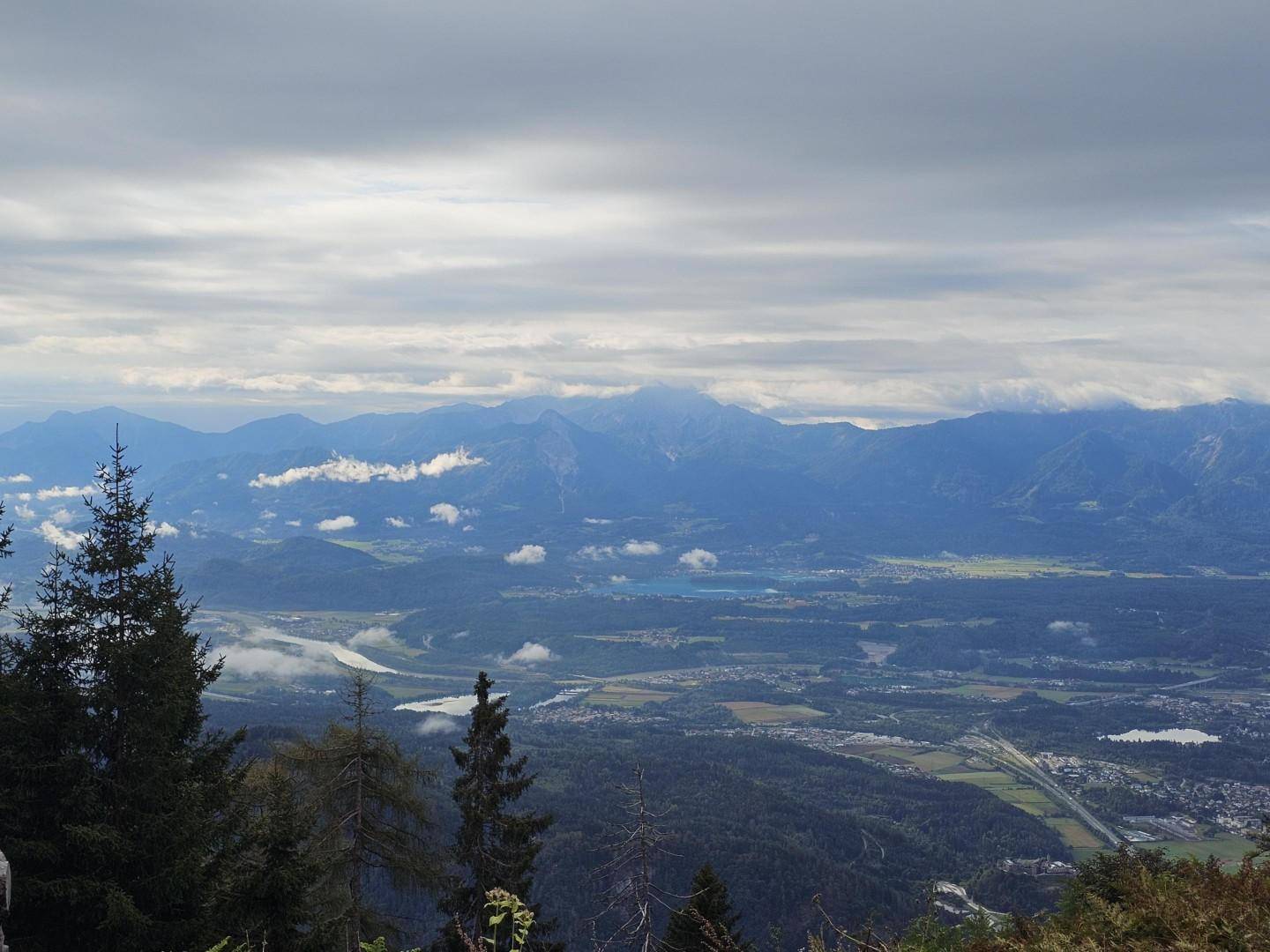 freier Blick über die Seen und Berge