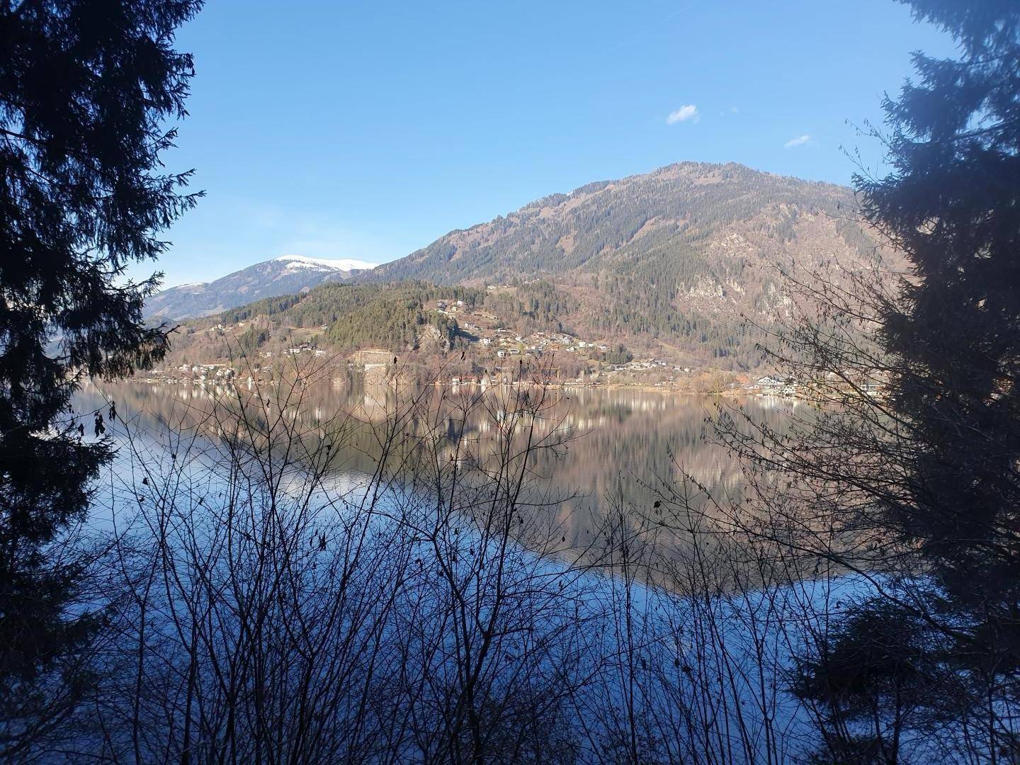 Blick vom Radweg auf Döbriach