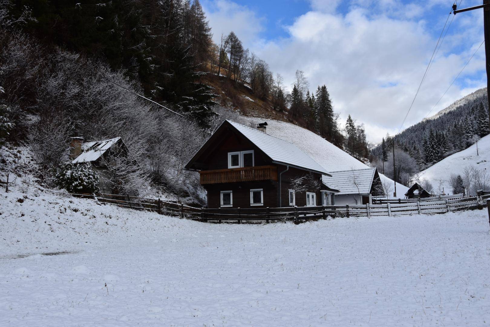 von Wiesen umgeben