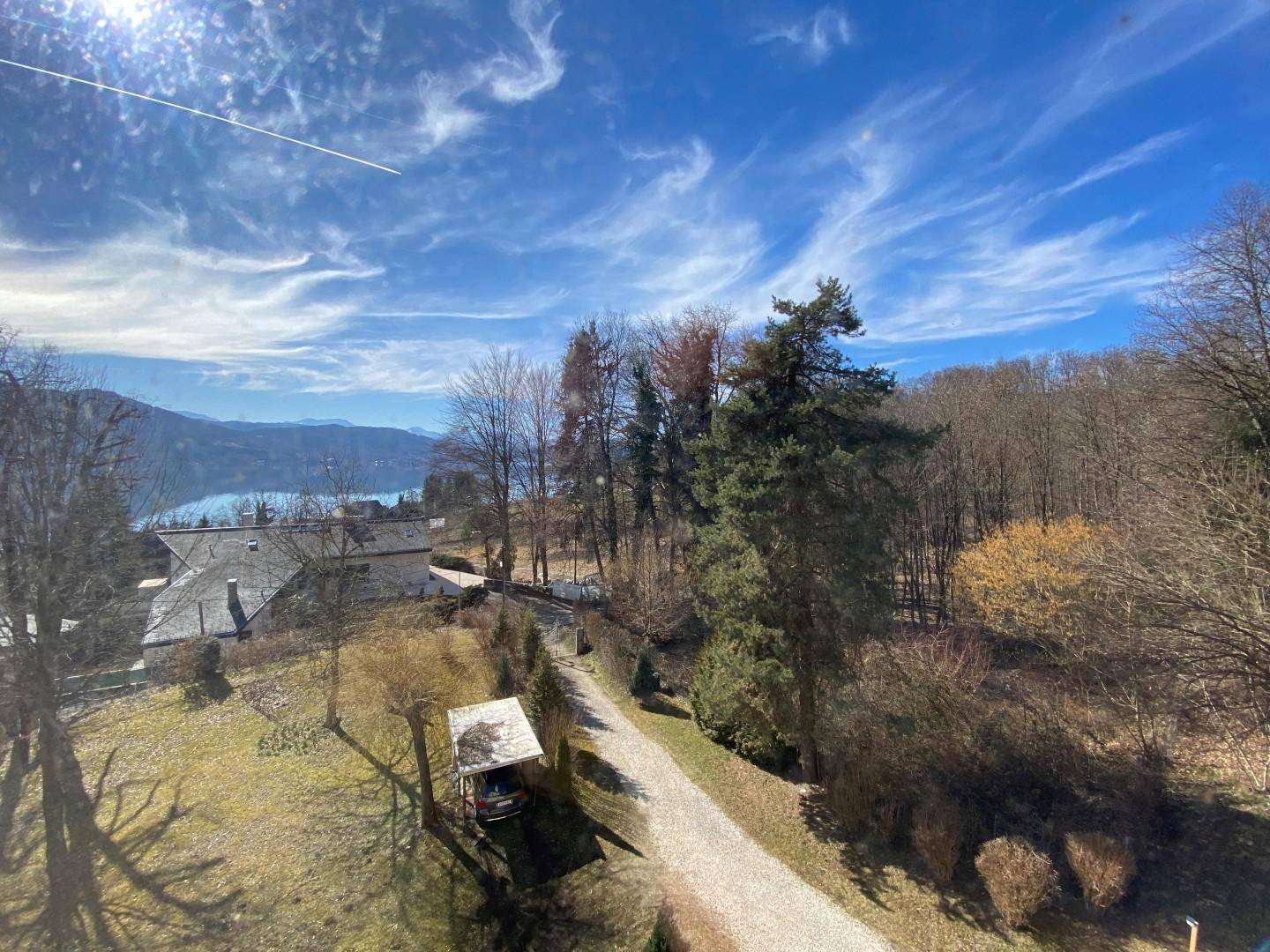 Blick auf den Garten und Einfahrtsbereich