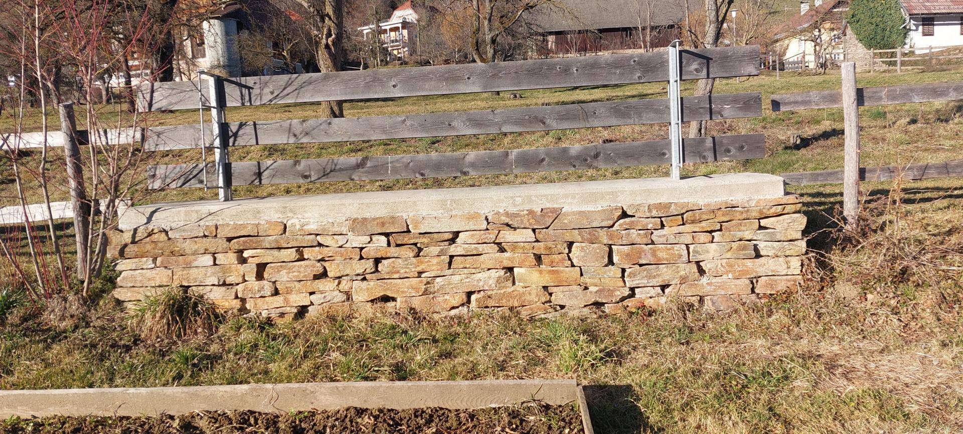 Einfriedung mit Natursteinen