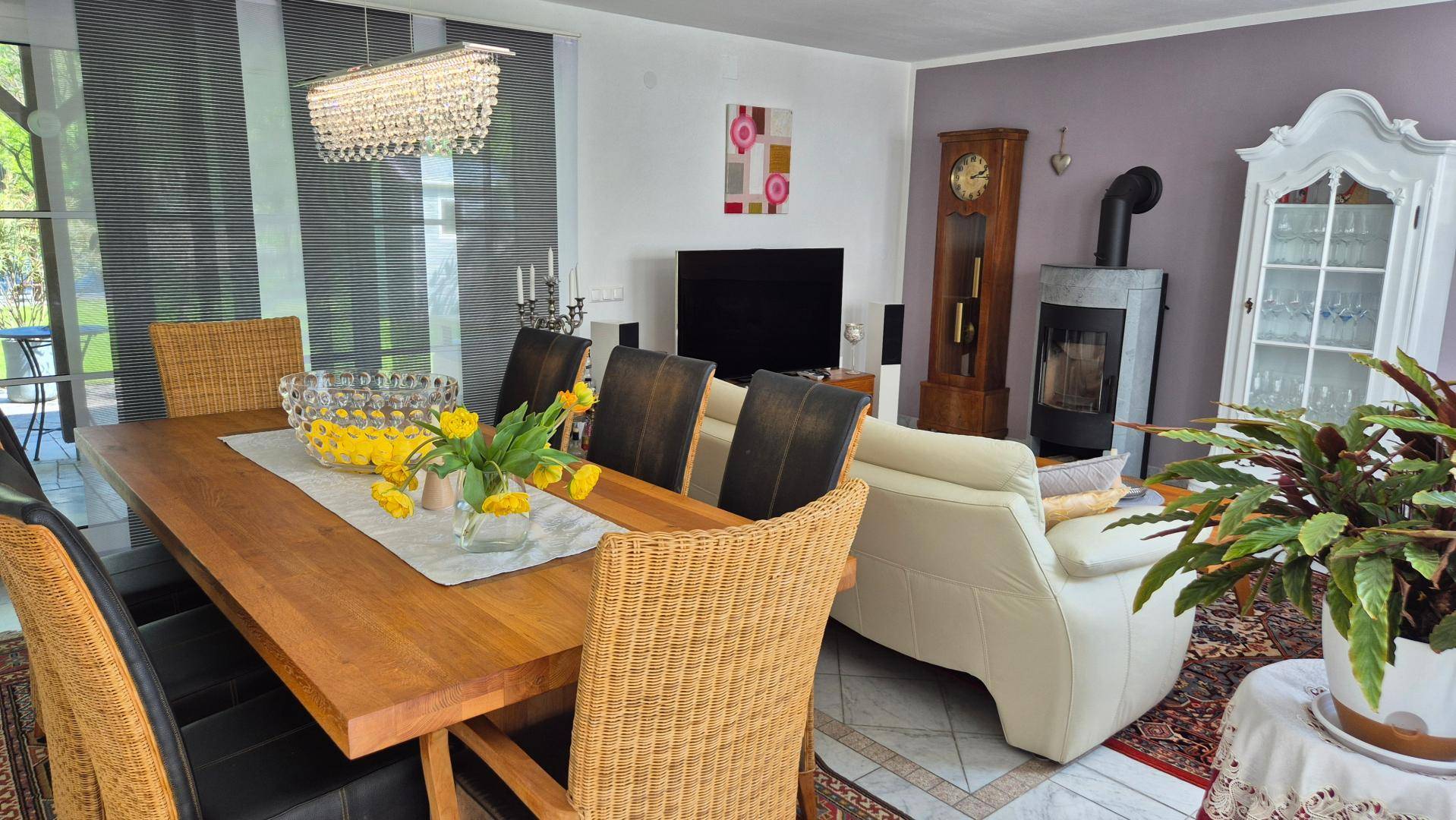 Wohnraum mit Esstisch und Kamin