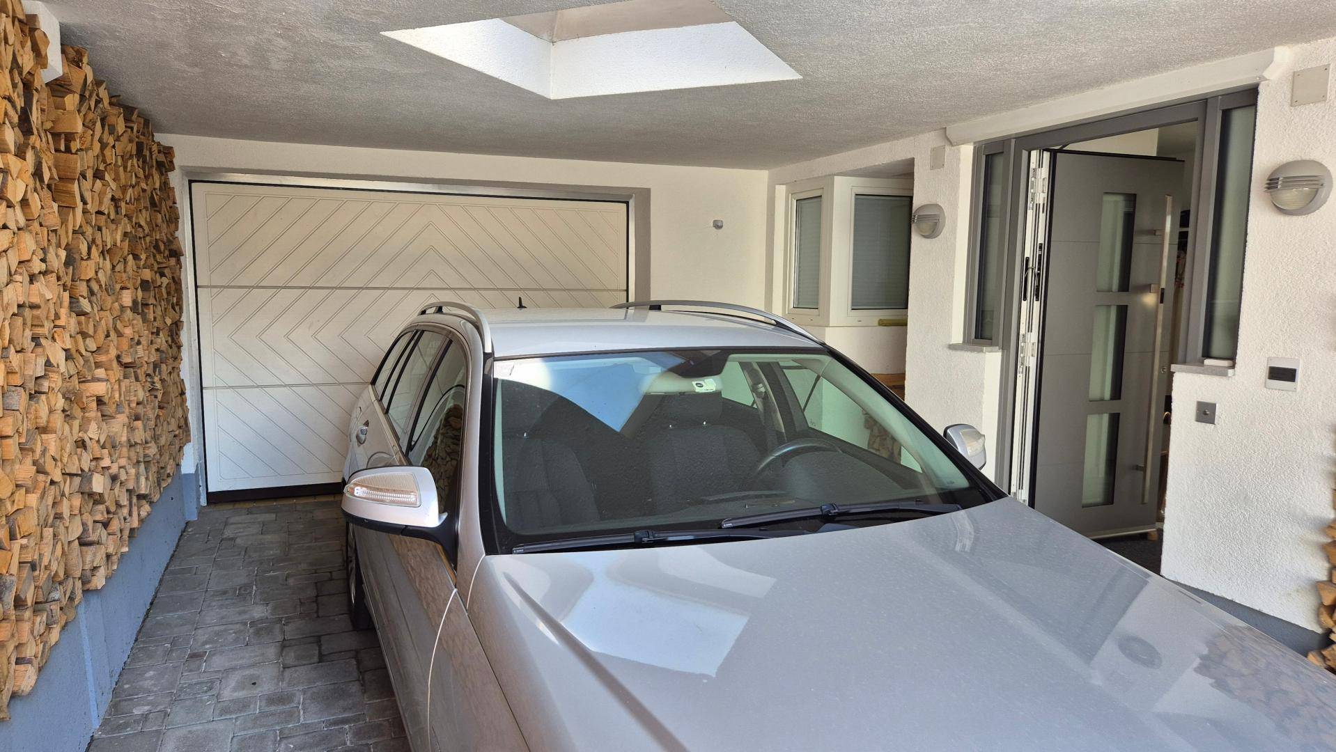 Garage und überdachter Wohnungszugang
