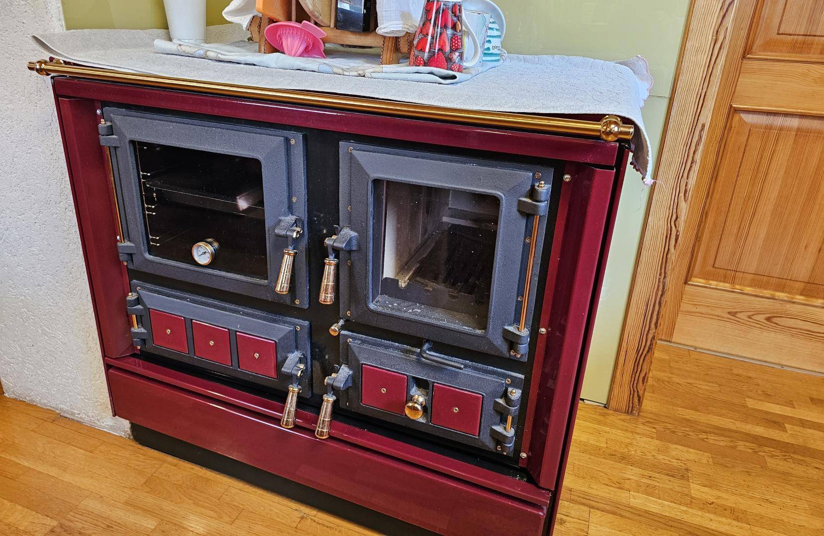 Holzherd mit Backofen
