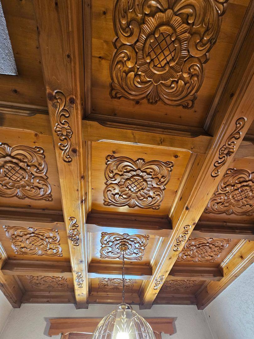 Handgeschnitzte Decke