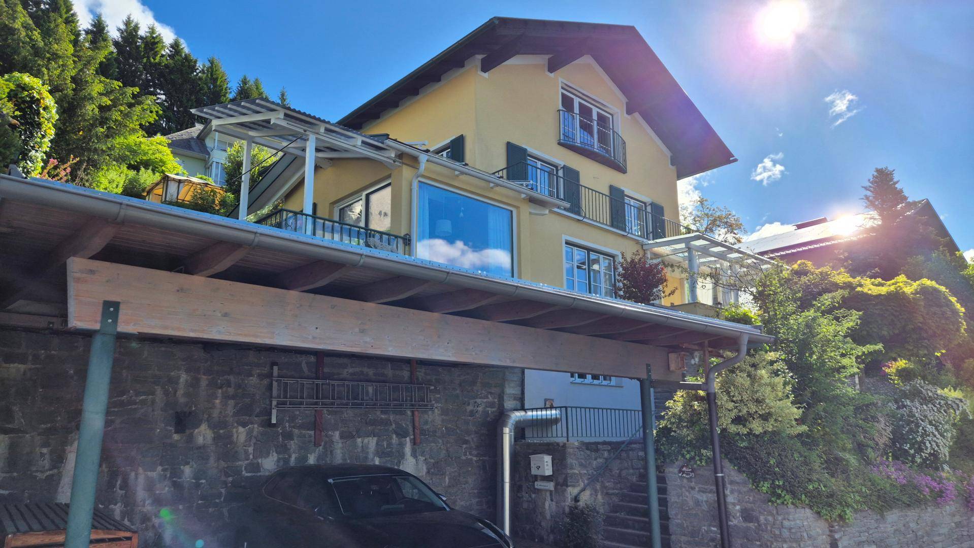 Gebäude samt Carport