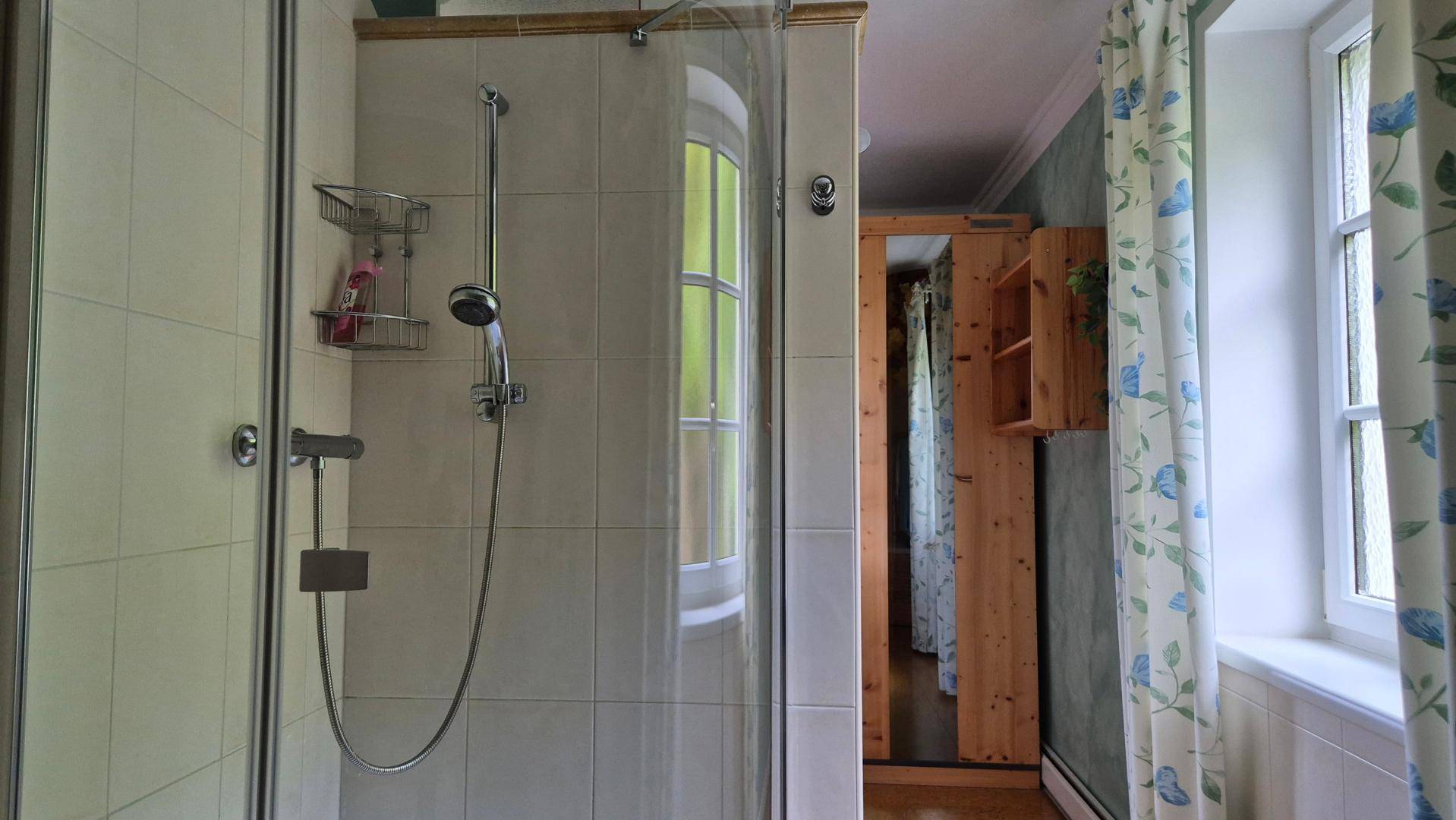 Badezimmer mit Dusche