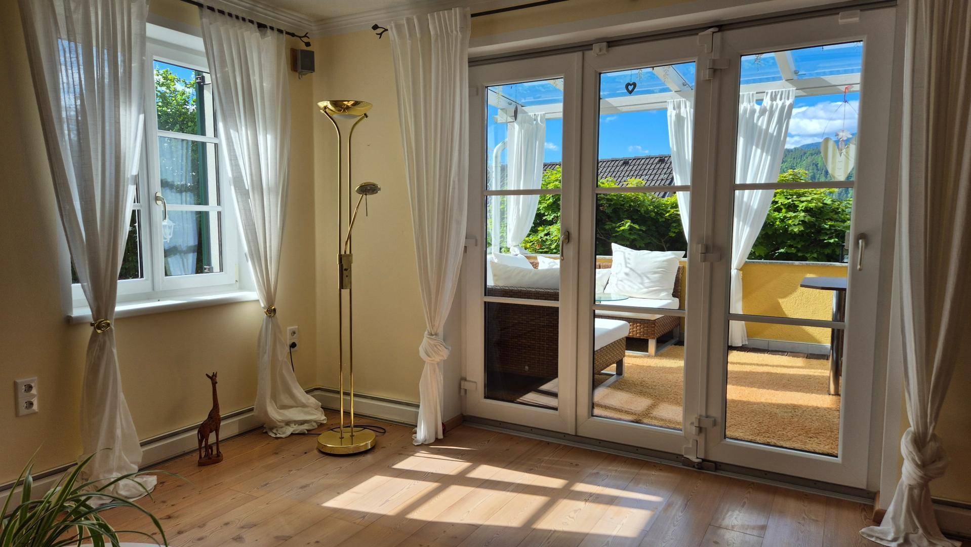 Wohnraum mit Zugang zur Terrasse