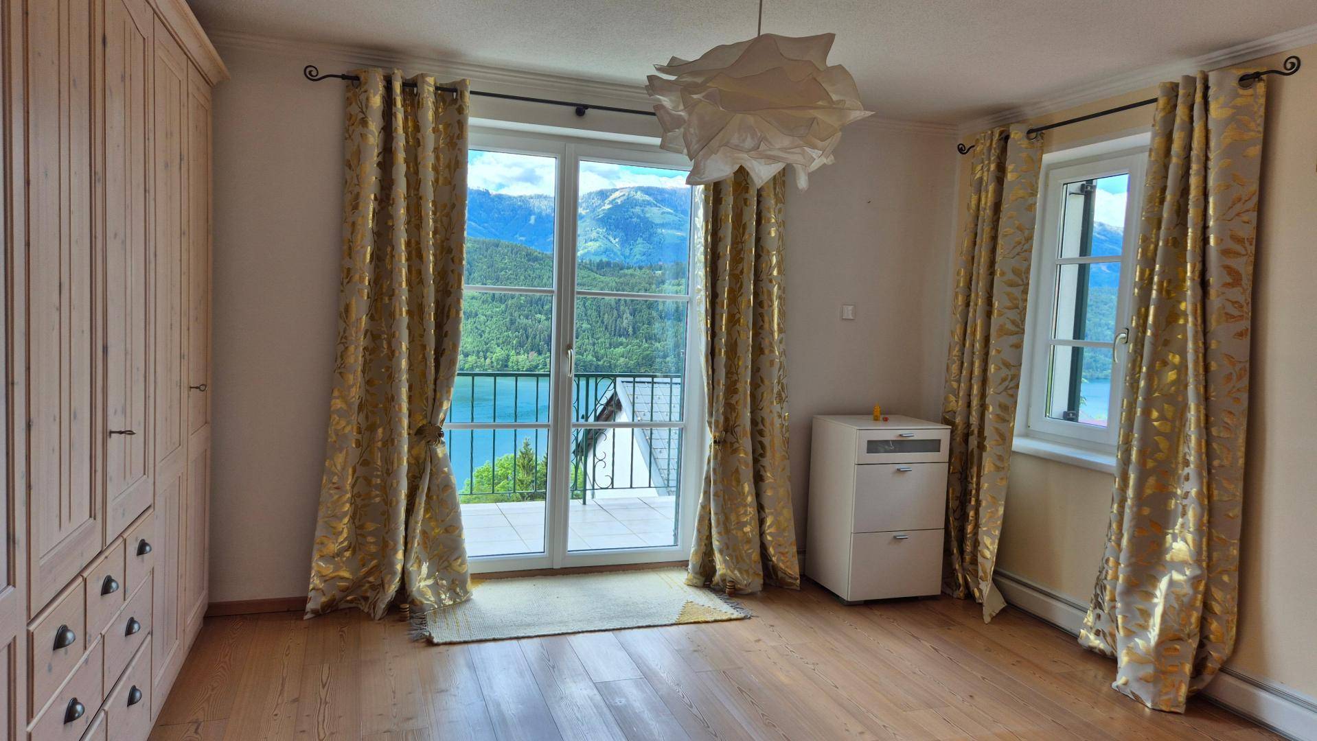 Schlafzimmer mit Seeblick