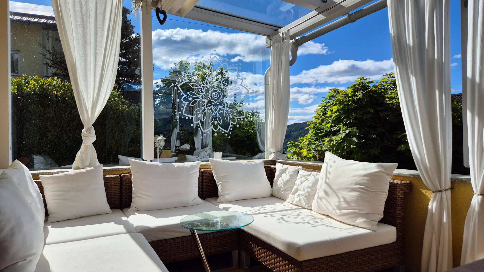 herrliche, geschützte Terrasse
