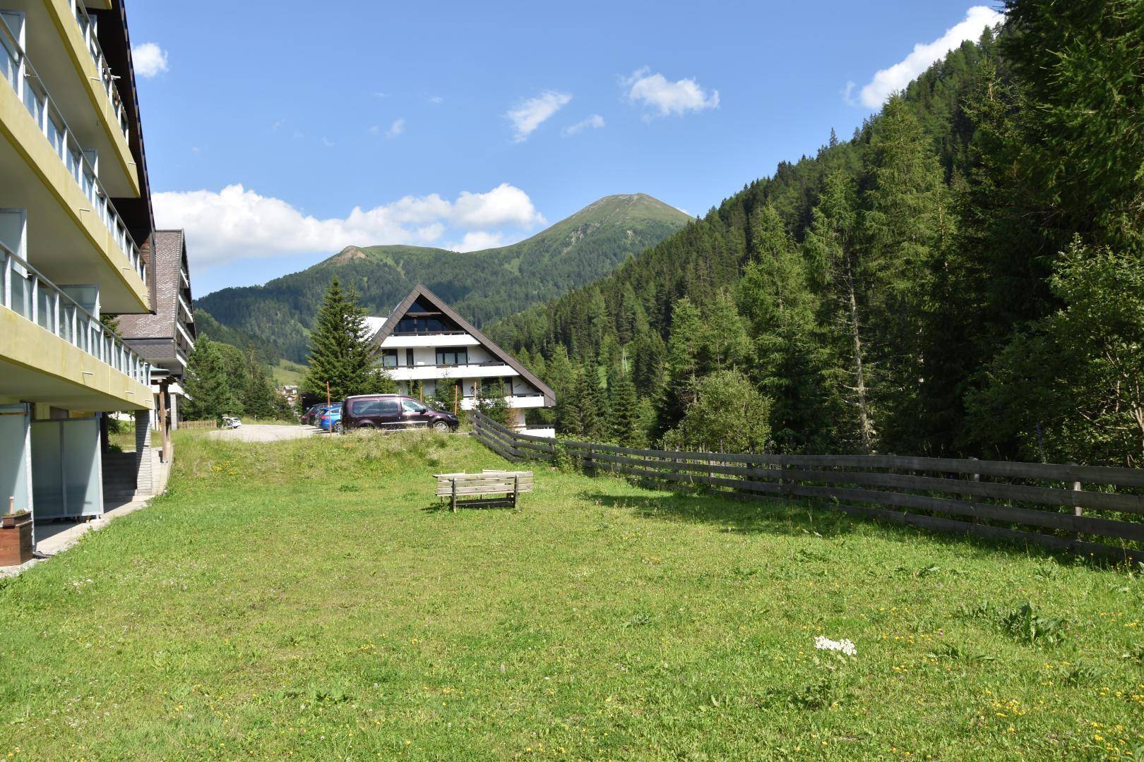 Grünfläche vor dem Haus