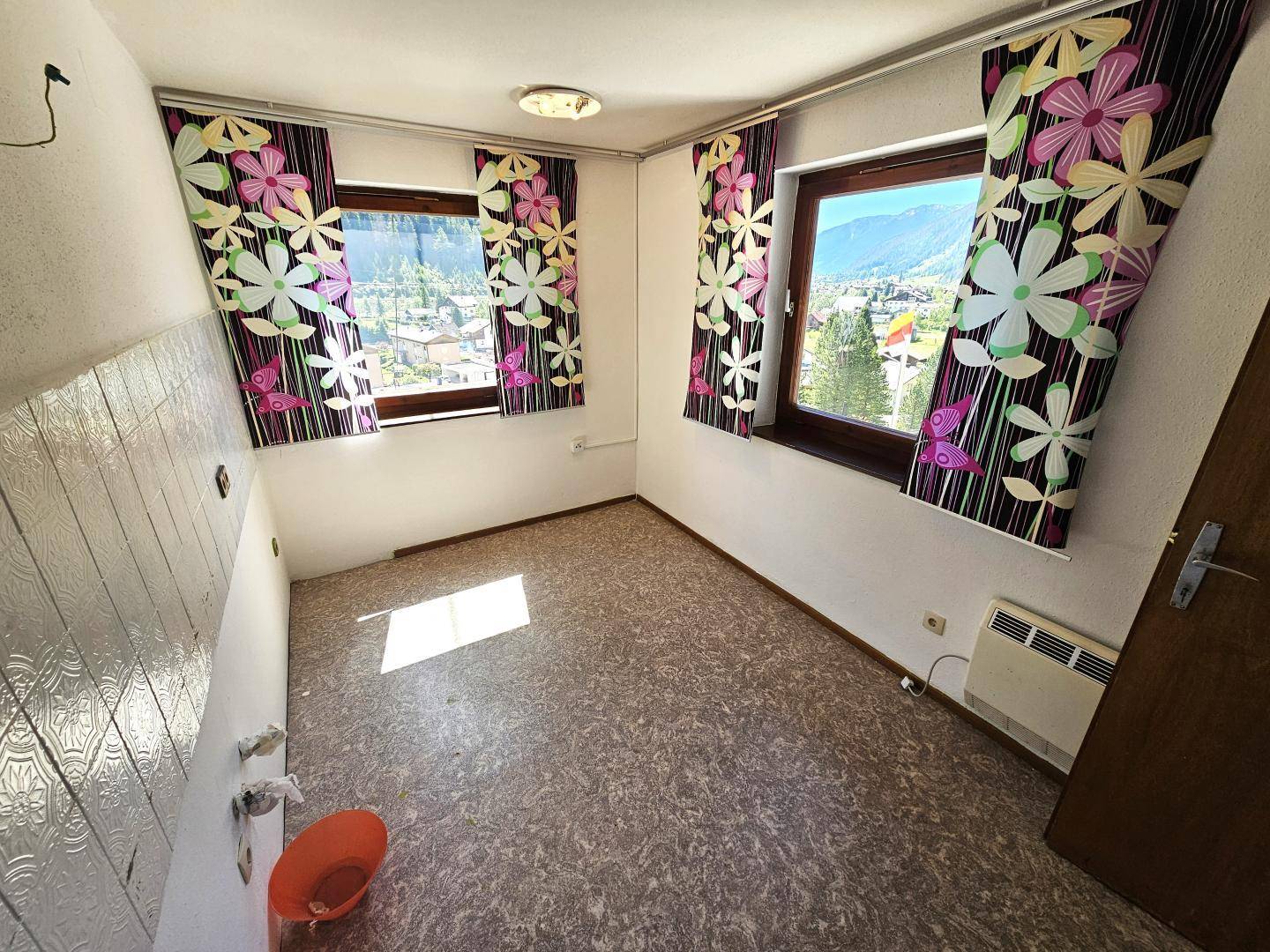 Zimmer OG mit Küchenanschlüsse