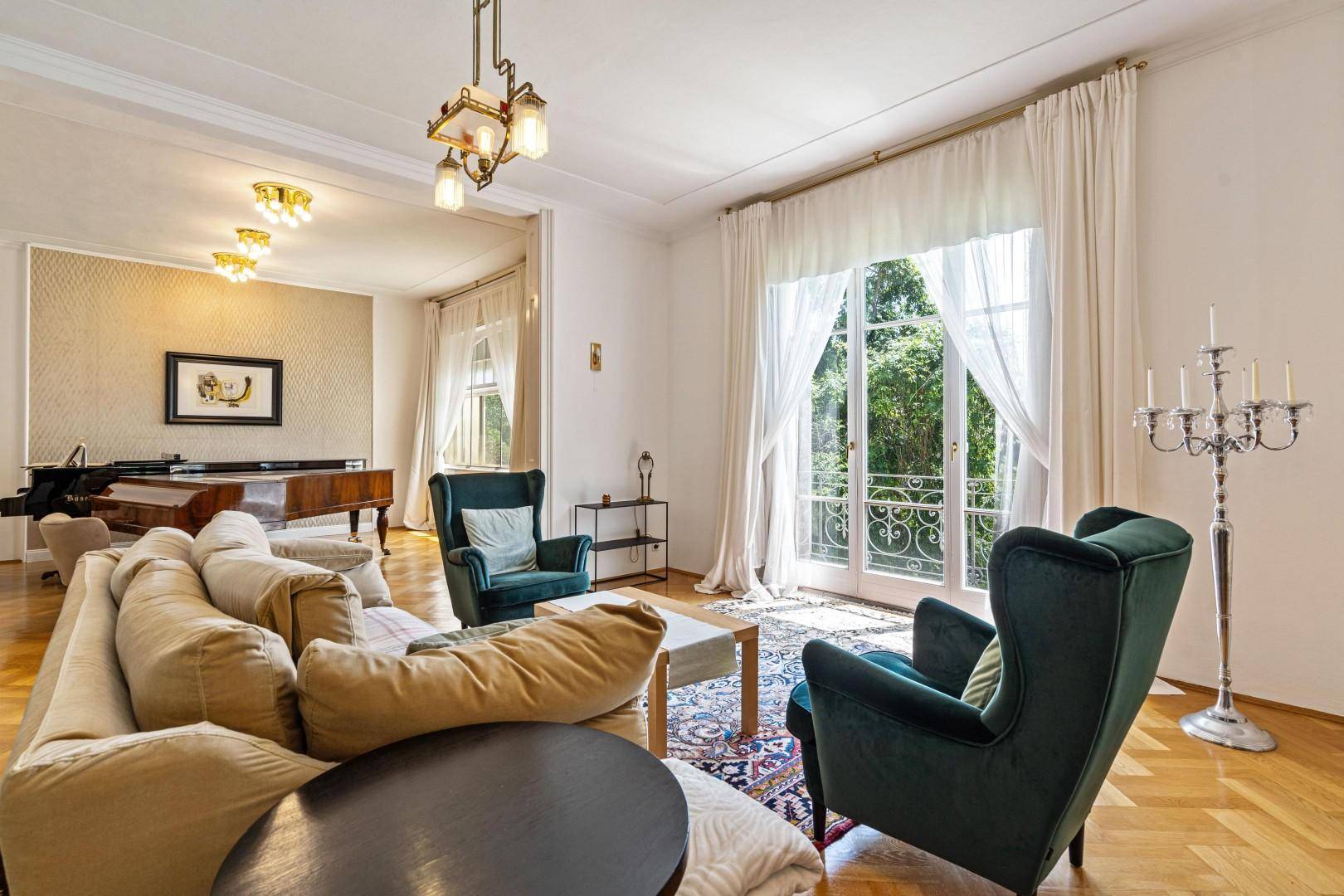 Salon mit Blick ins Klavierzimmer