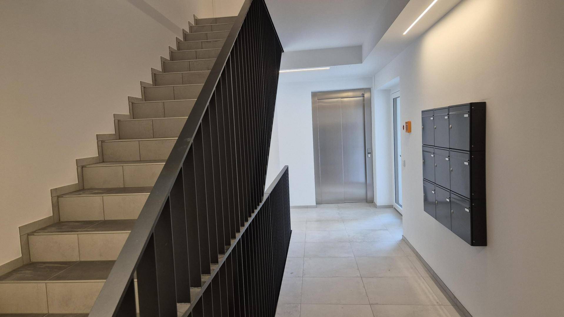 Stiegenhaus mit Lift
