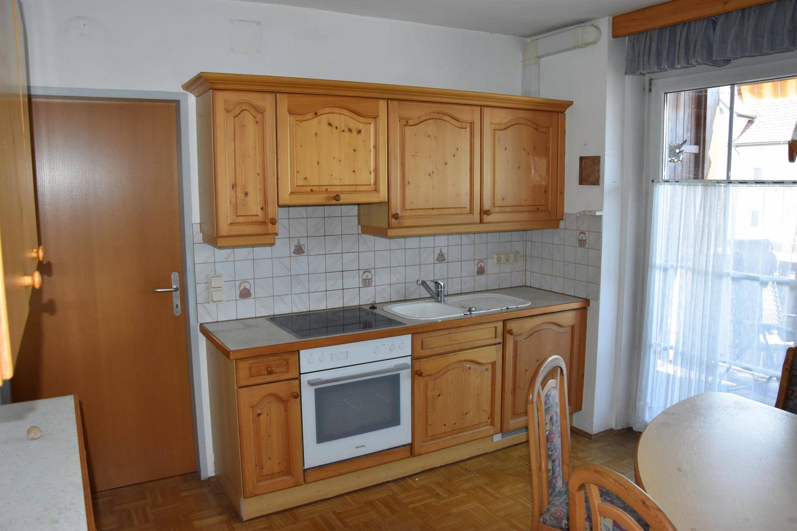 Küche mit Ausgang zum Balkon
