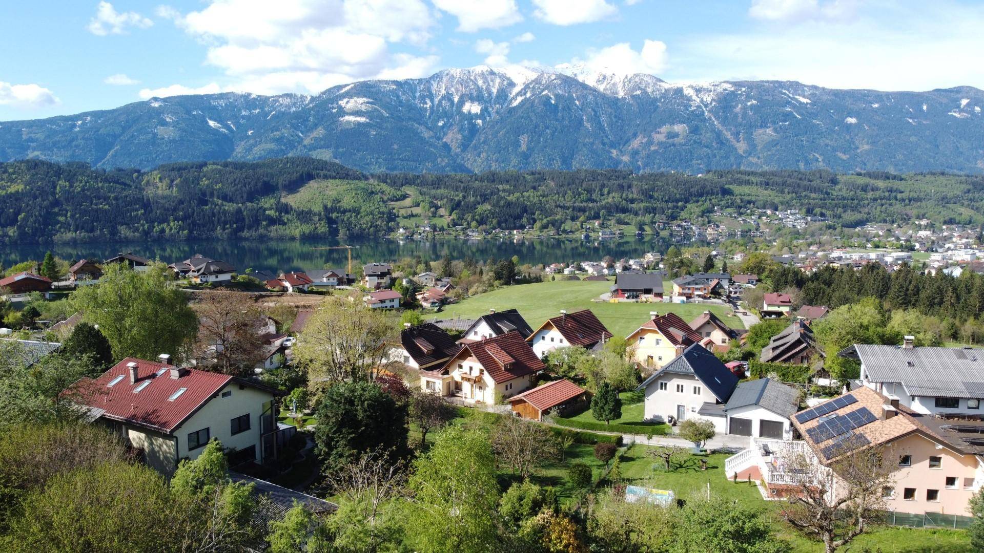 Blick auf Seeboden und den See
