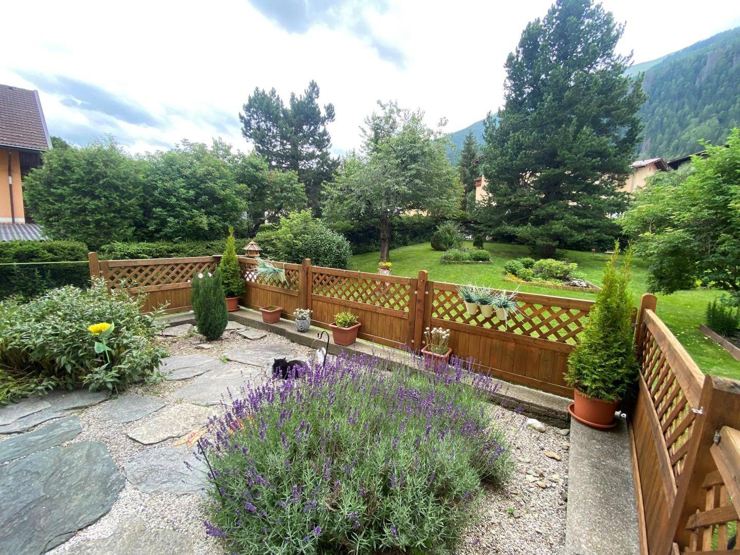 Terrasse mit Garten