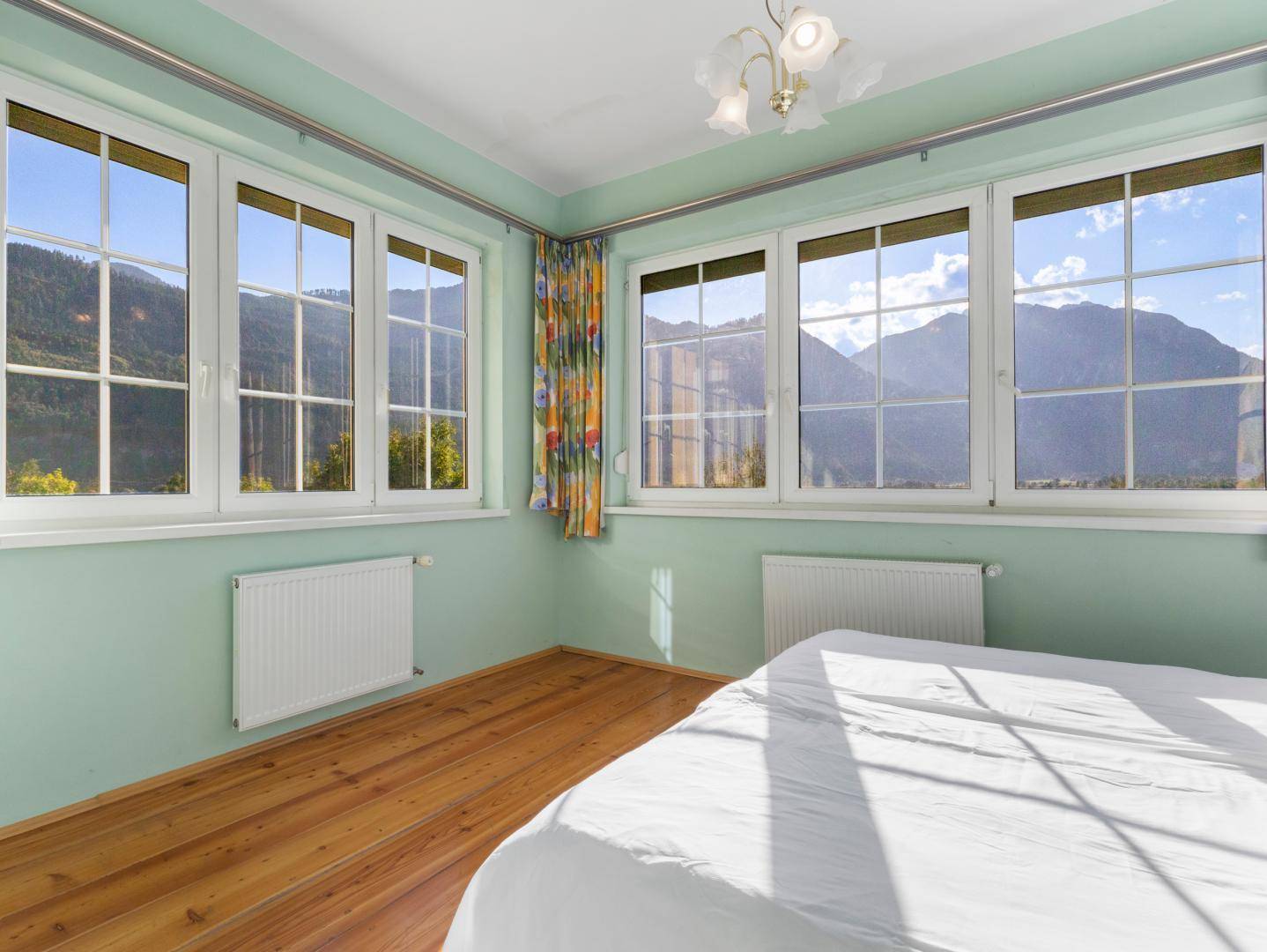 Lichtdurchflutetes Schlafzimmer