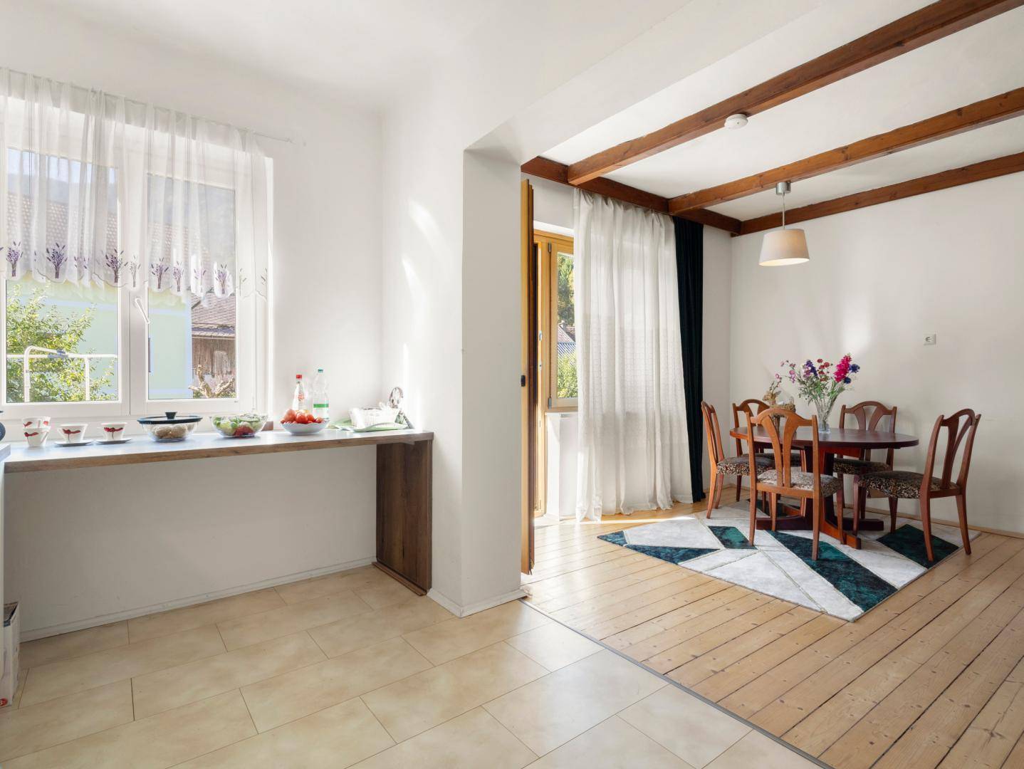 Blick von der Küche zum Esszimmer