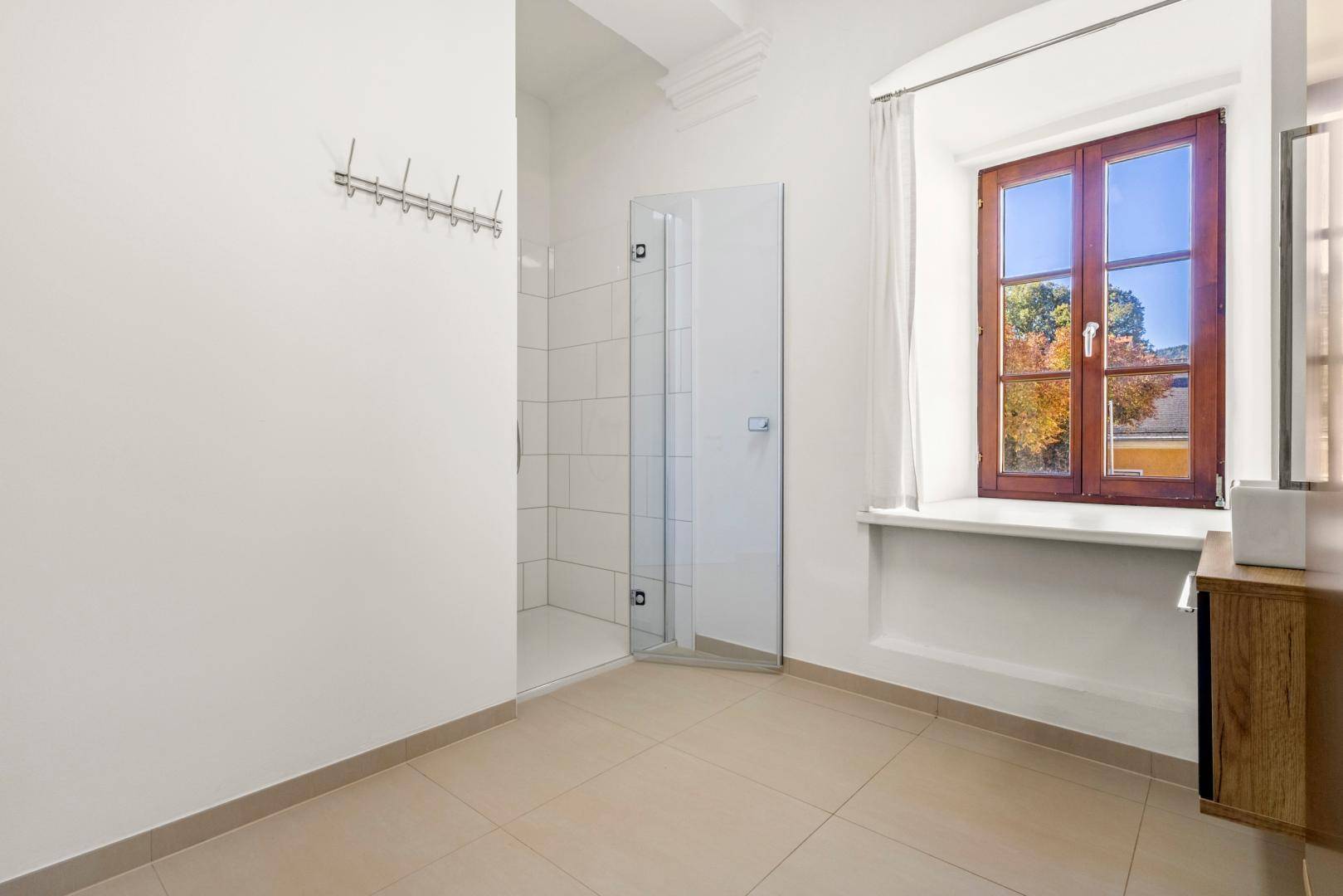 geräumiges Bad mit begehbarer Dusche