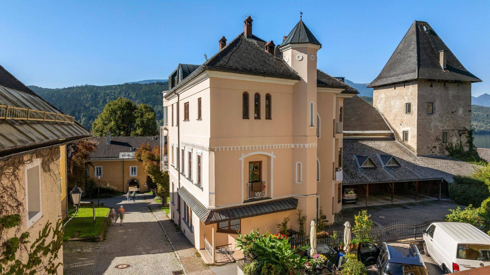 gepflegtes Gebäude in historischem Umfeld