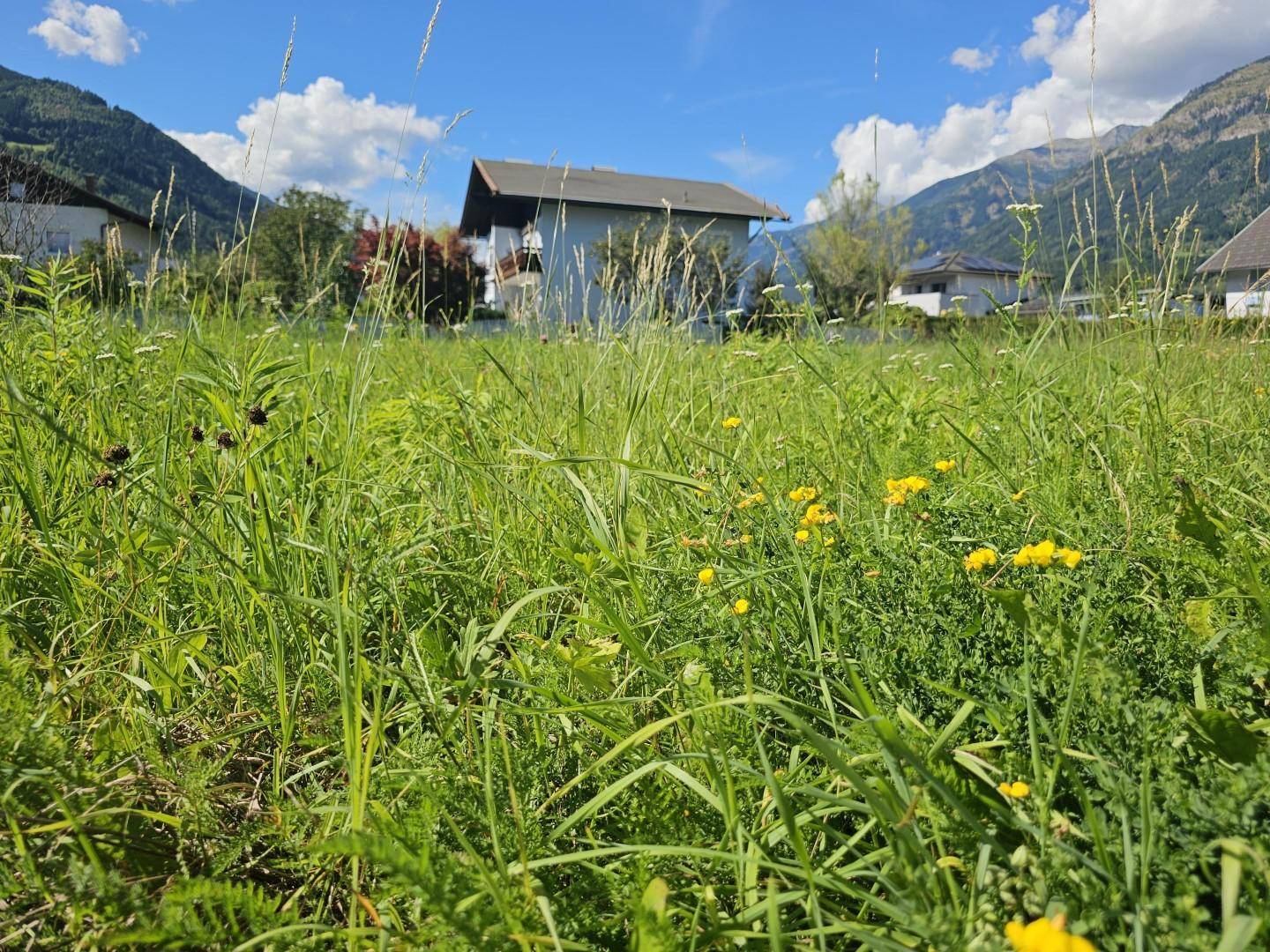 eben und sonnig