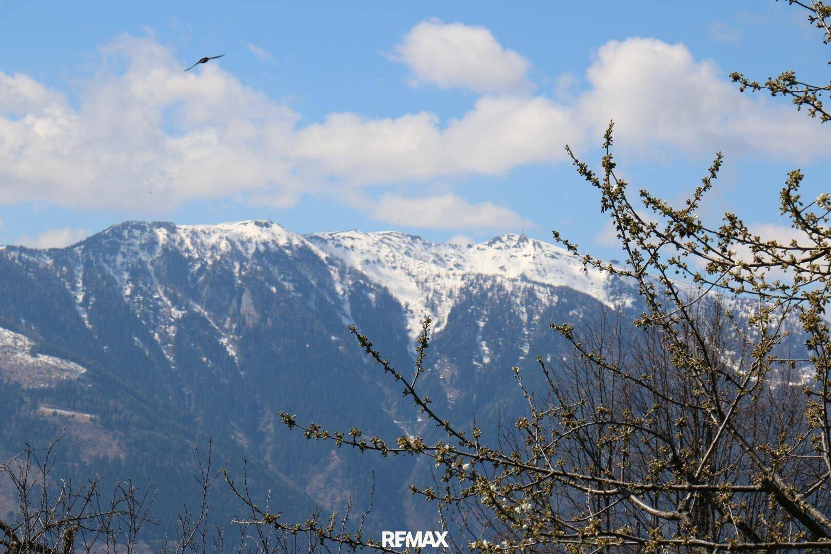 Beeindruckender Blick auf die schneebedeckten Berggipfel unter einem strahlend blauen Himmel.