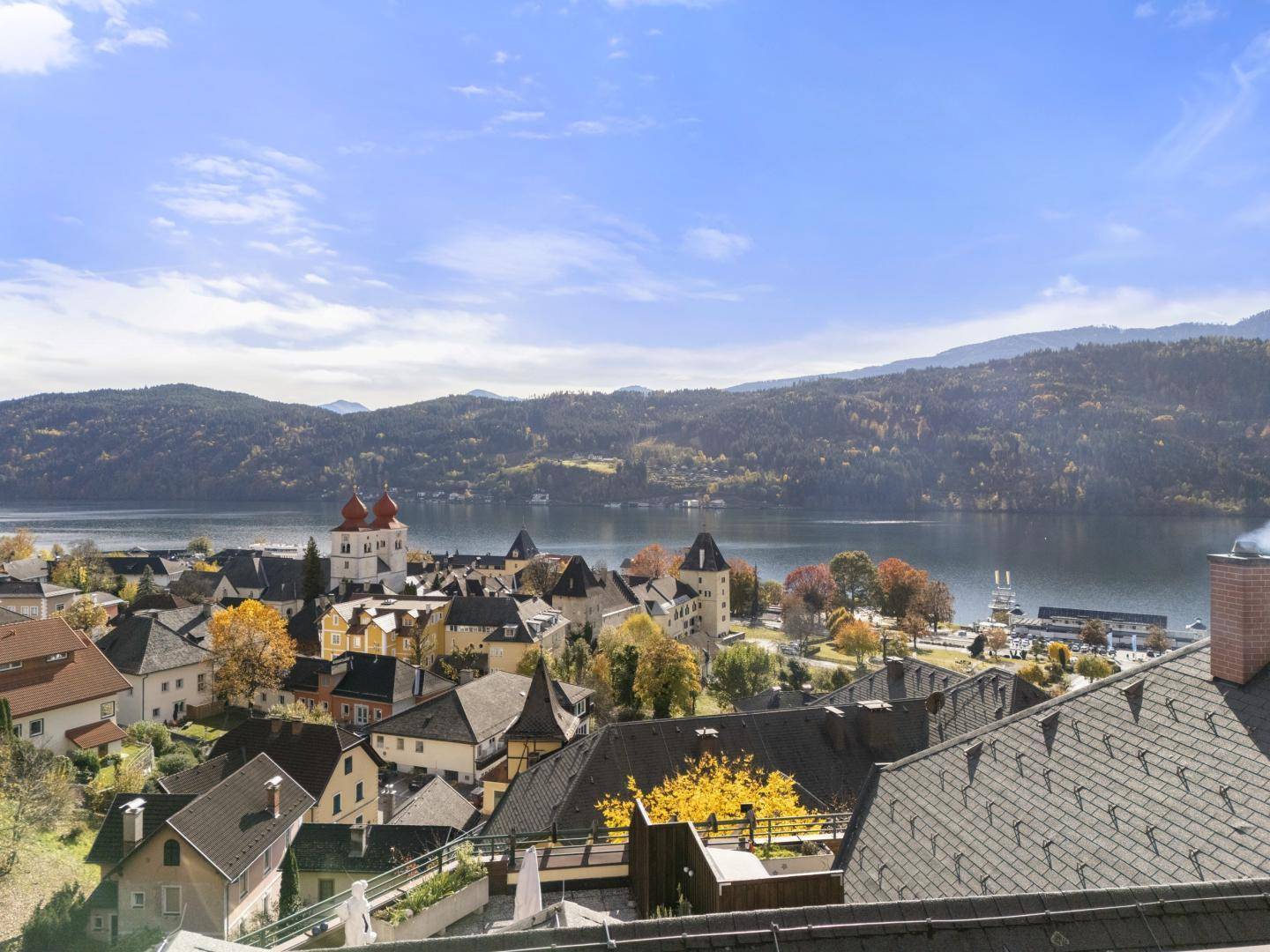 Malerischer Panoramablick über die Stadt, den See und die umliegende Berglandschaft.