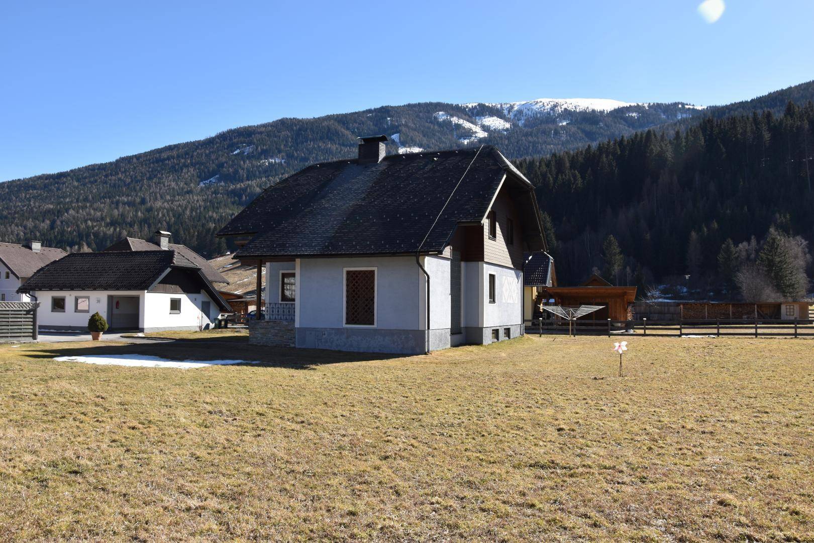 Haus in ländlicher Umgebung mit weitem Blick auf die Berge und umliegende Natur.