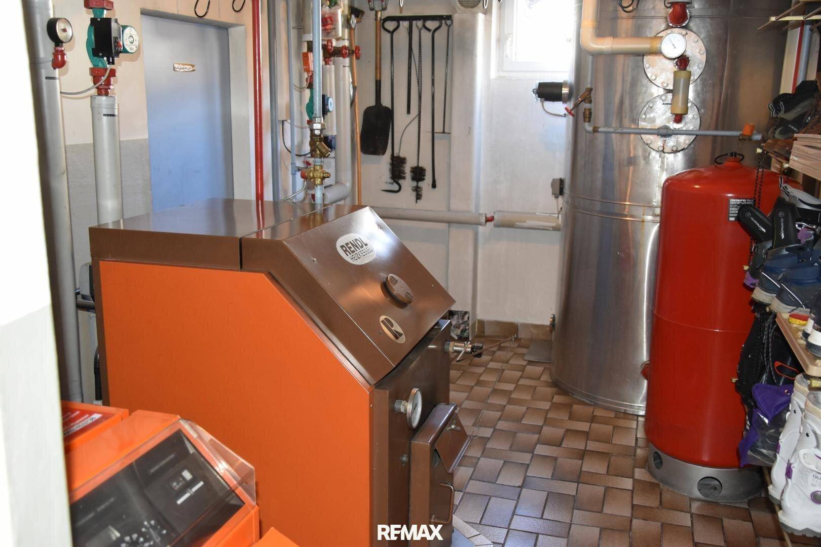 Heizungsraum mit Kessel und Warmwasserspeicher, funktional und gut gewartet.