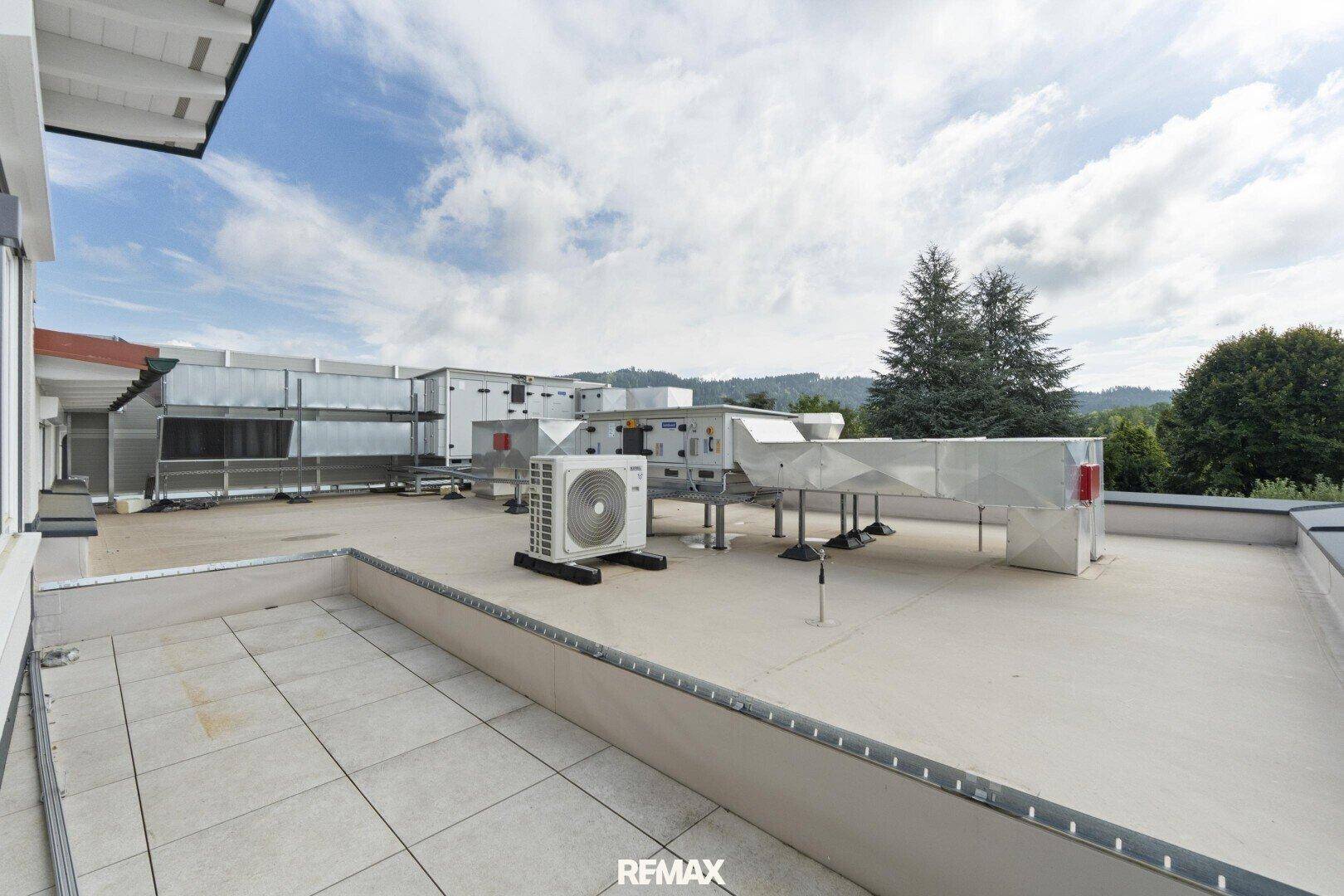 Große Dachterrasse mit technischen Anlagen und weitem Blick in die Umgebung.