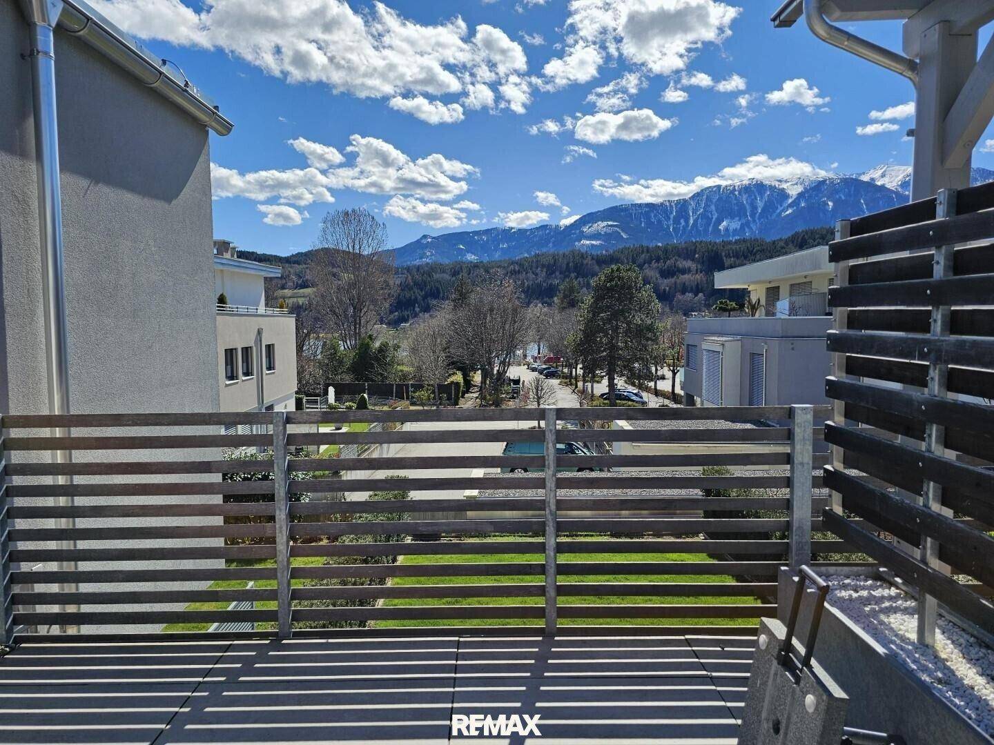 Sonnige Terrasse mit weitem Blick auf die Berge und die umliegende Landschaft.