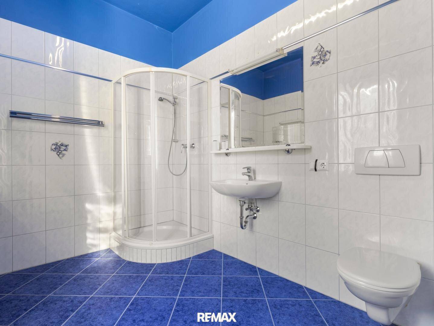 Badezimmer in Weiß und Blau