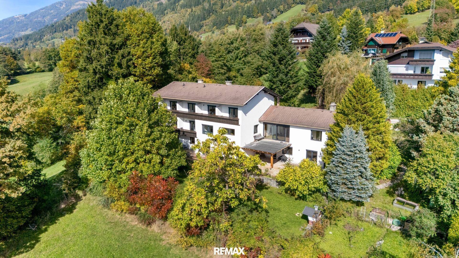 Luftaufnahme des Hauses mit Garten und umliegender grüner Landschaft.