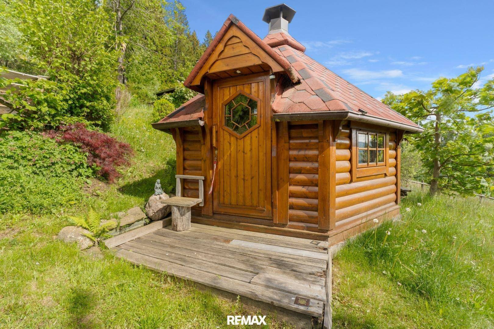 Rustikale Holzhütte im Garten, ideal für gesellige Abende.