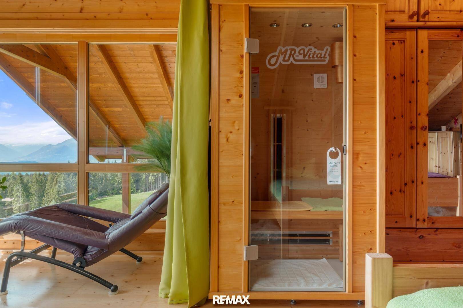 Privater Wellnessbereich mit Sauna und großzügigen Fenstern mit Bergblick.