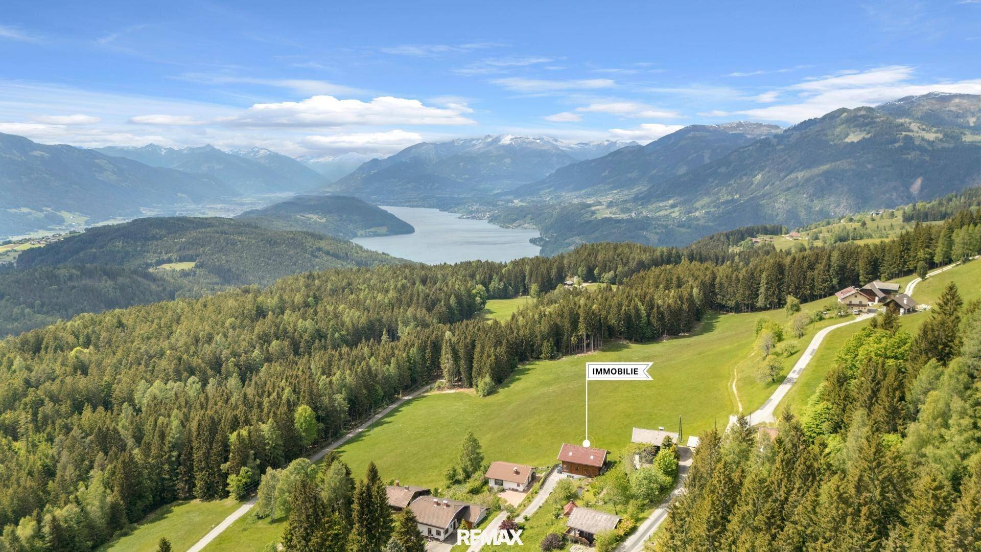 Luftaufnahme des Anwesens in malerischer Berglandschaft mit See im Hintergrund.
