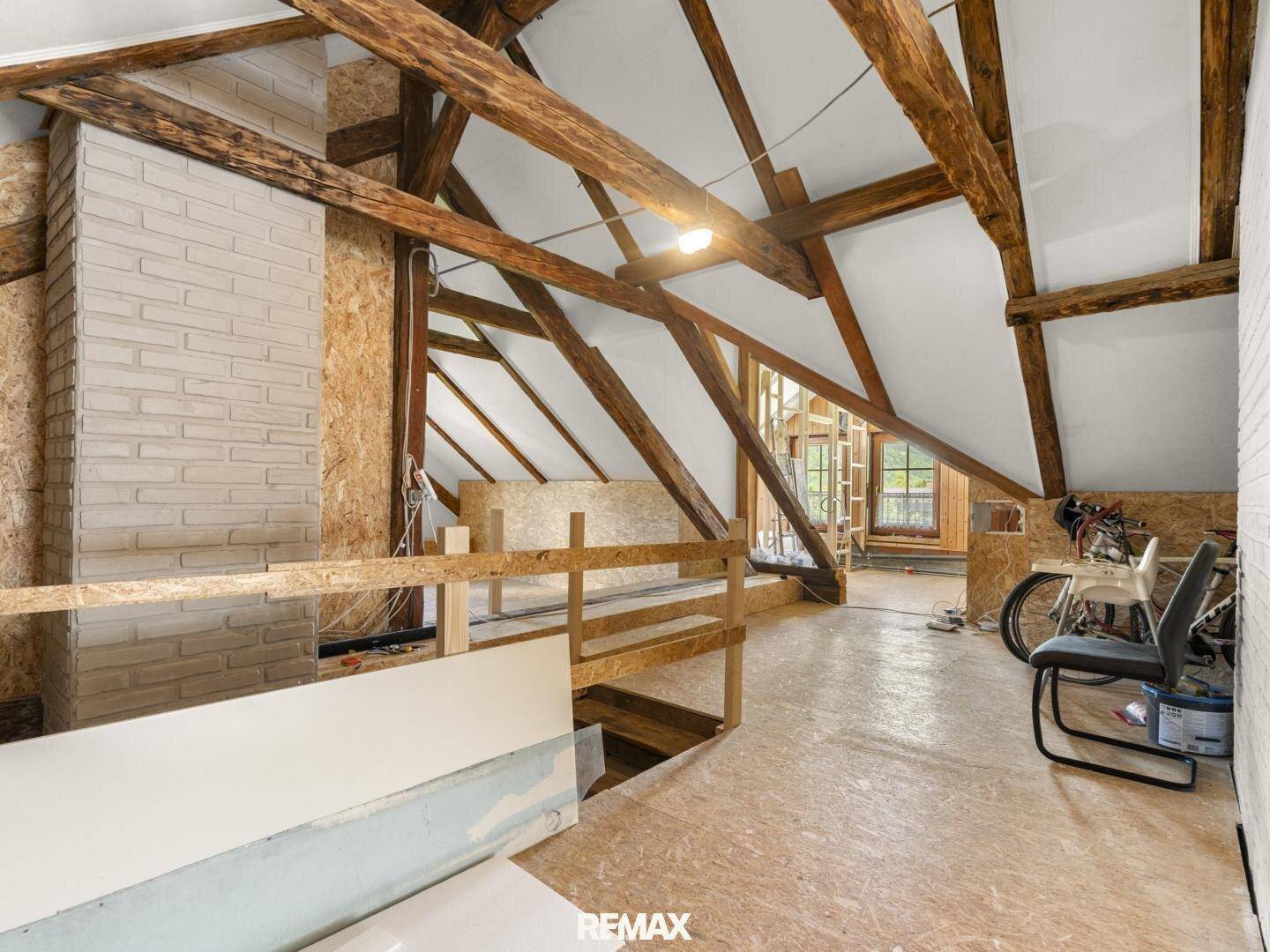Unausgebauter Dachboden mit sichtbaren Holzbalken und viel Potenzial für zukünftige Nutzung.