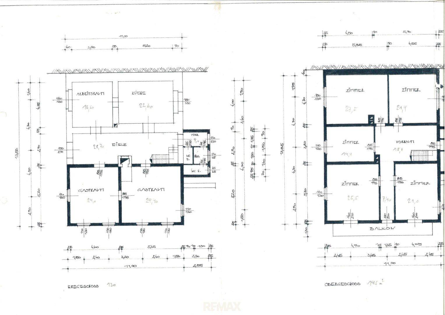Zwei Grundrisse, Erdgeschoss mit Küche und Gästezimmern, Obergeschoss mit weiteren Zimmern und Balkon.