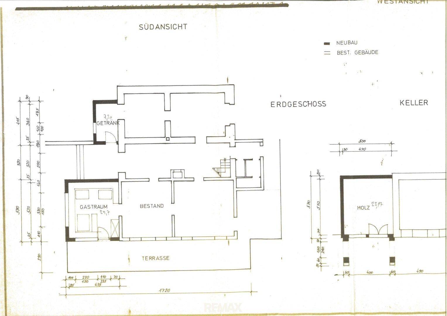 Grundriss des Erdgeschosses und Kellers mit bestehenden und neuen Gebäudeteilen sowie einer Terrasse.
