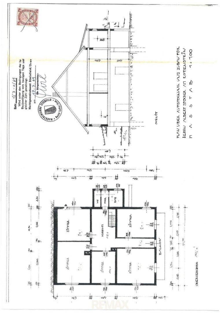 Grundriss und Schnittansicht eines Gebäudes mit Zimmern, Balkon und Dachschräge, inklusive Stempel.