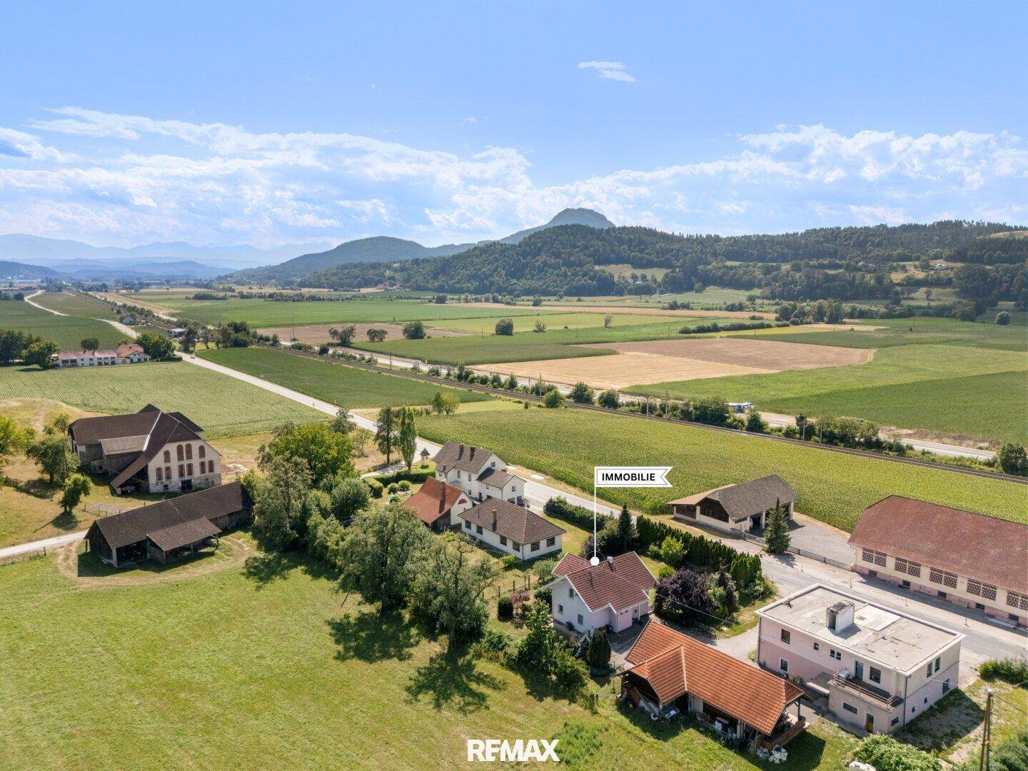 Panoramablick aus der Vogelperspektive auf das Anwesen inmitten weitläufiger Felder und ländlicher Landschaft.