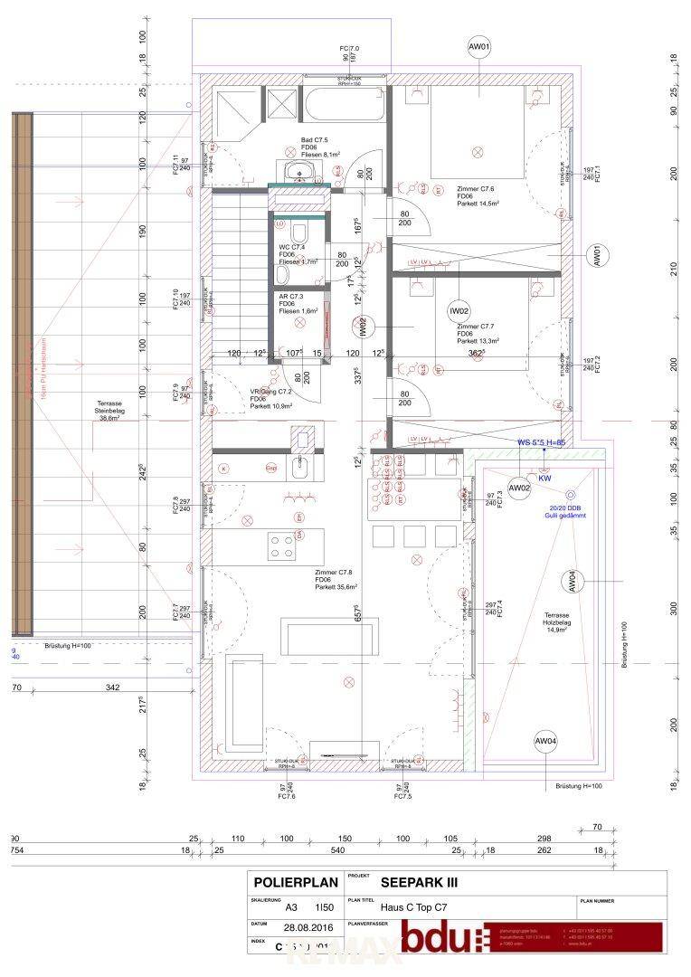 Detaillierter Grundriss des Hauses mit Raumaufteilung und Terrassenbereichen.