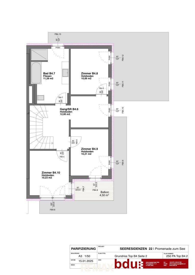 Grundriss des Obergeschosses mit drei Schlafzimmern, Bad und Balkonzugang.
