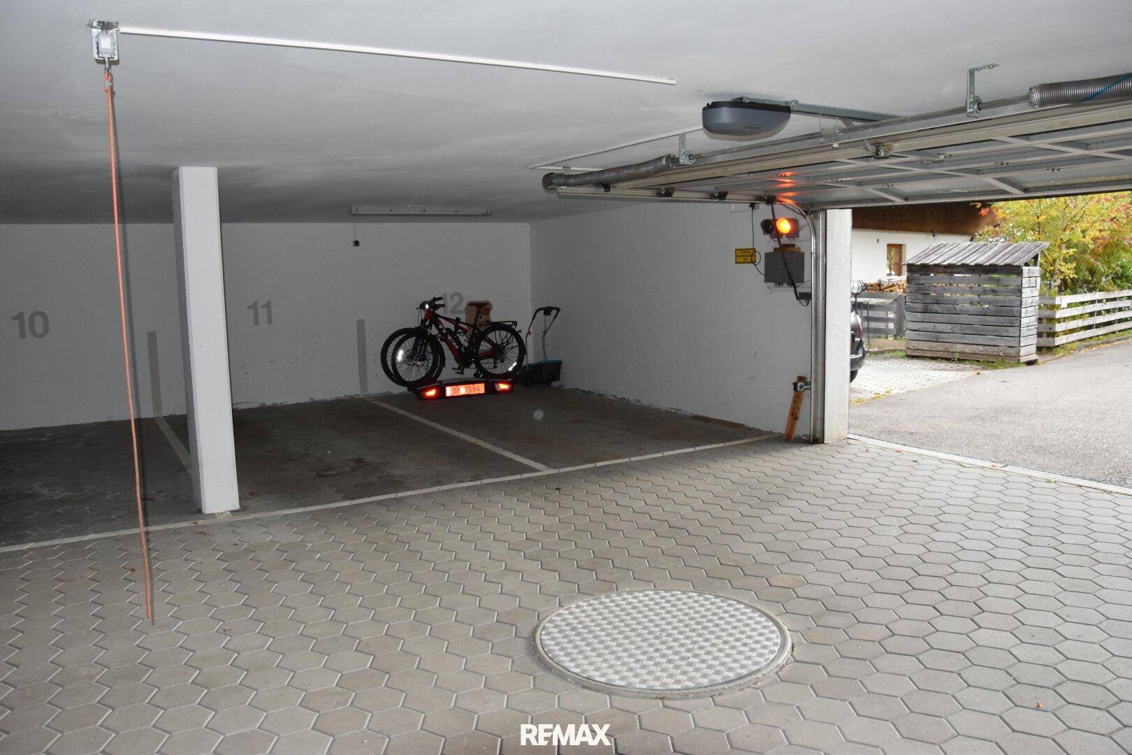 Tiefgarage mit Stellplätzen und einem Fahrrad, bietet sicheren Parkraum.