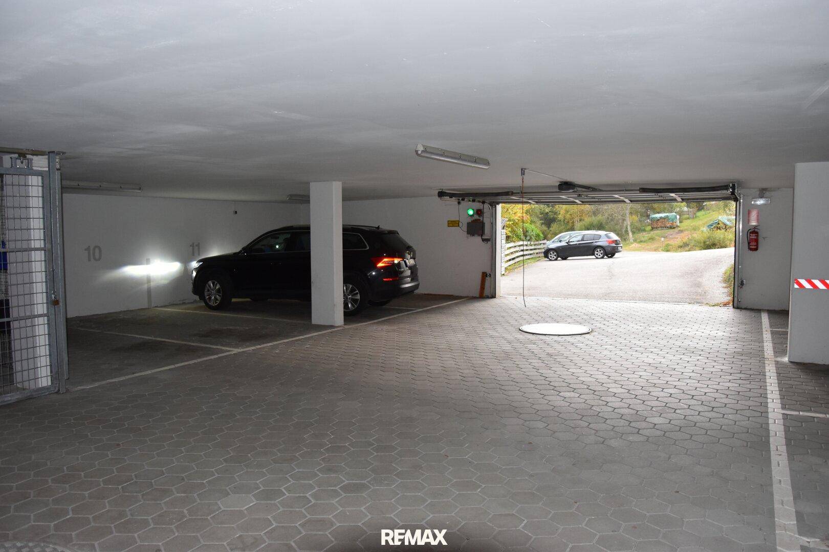 Geräumige Tiefgarage mit mehreren Stellplätzen und einem geparkten Auto.
