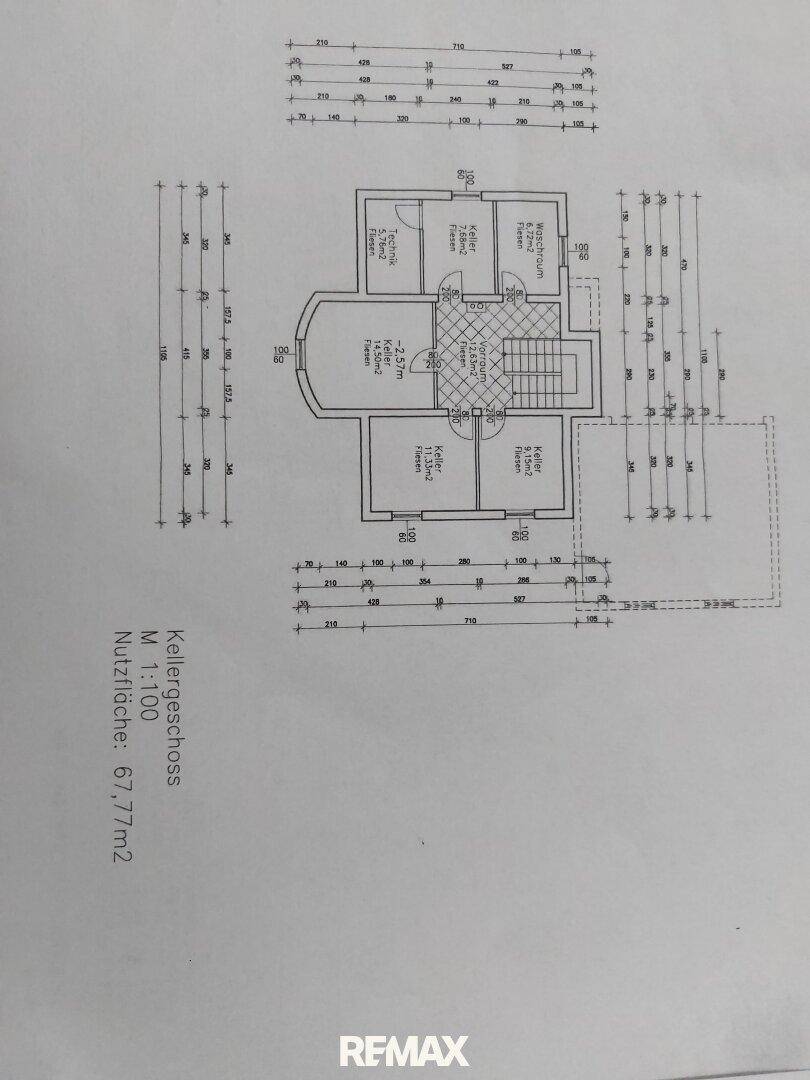 Grundriss des Kellergeschosses mit verschiedenen Räumen und Abmessungen.