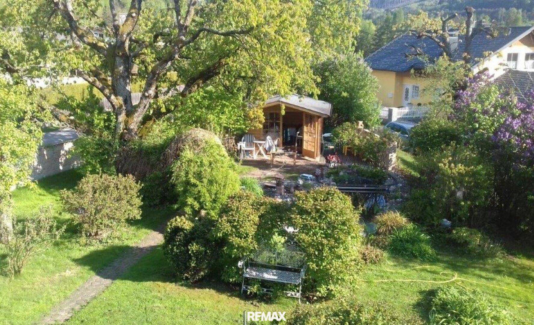 Großer, gepflegter Garten mit altem Baumbestand, Teich und Gartenhaus.